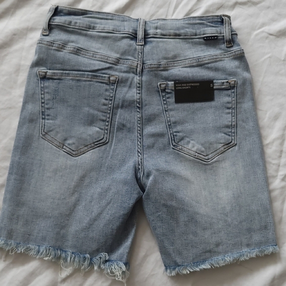 HIGH RISE MID THIGH LIGHT WASH RISEN SHORTS - Picture 7 of 7